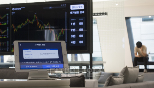 실명 확인 가상계좌를 받은 사람에게만 가상화폐 거래를 허용하는 이른바 '가상화폐 거래 실명제'가 시행된지 100일을 하루 앞둔 8일 서울 한 거래소에 실명인증 관련 문구가 안내되어 있다. 빗썸과 코인원, 코빗을 제외한 거래소는 여전히 신규 가상계좌를 부여받지 못하였고 기존 가상계좌의 실명 전환율도 30%대로 지지부진한 실정이다. 유동일기자 eddieyou@